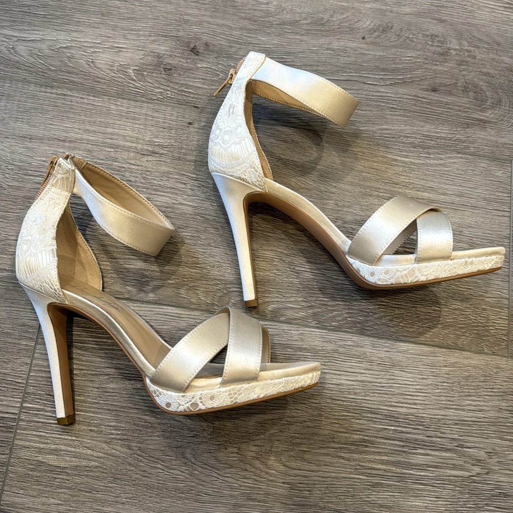 🆕 Shoes of Prey ivory lace heels Size 8.5